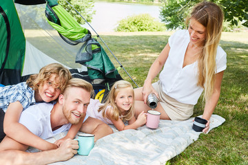 Wall Mural - Familie mit zwei Kindern beim Camping