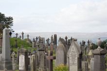 Tumbas Y Esculturas En Cementerio