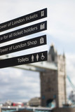 Fototapeta  - Cartel frente al puente de la torre, Londres