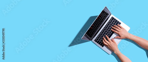 Fotografía Person using a laptop computer from above