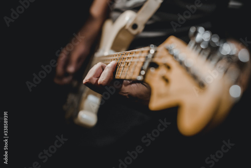 Fotografía man playing electric guitar