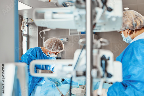 Fotografía A team of doctors performs an operation