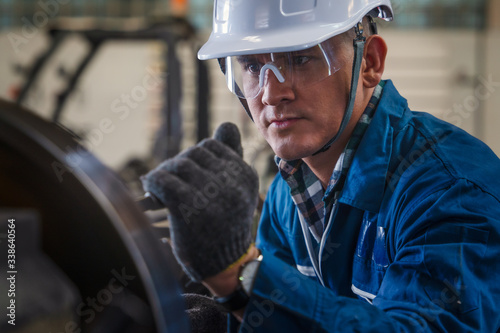 Photographie industrail background of caucasian mechanics engineer operating lathe machine fo