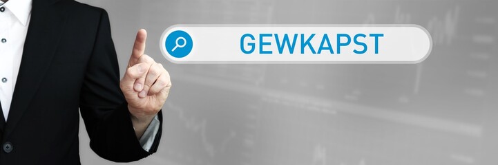 GewKapSt. Mann im Anzug zeigt mit dem Finger auf ein Suchfeld. Das Wort GewKapSt steht in der Suche. Symbol für Business, Finanzen, Statistik, Analyse, Wirtschaft