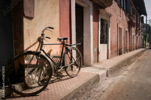 Dekoracja na wymiar  staromodny-rower-na-indyjskiej-ulicy