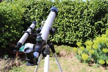 Télescope Gris Et Noir Avec Lunette De Visée