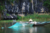 Fototapeta  - połów za pomocą tradycyjnych sieci na wietnamskiej rzece
