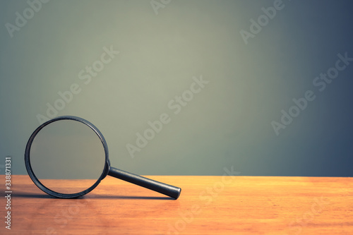 Cuadros en Lienzo Magnifying Glass on Wood Table