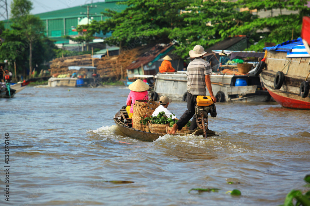 ludzie na łodzi transportujący owoce na rzece Mekong - Wietnam - obrazy, fototapety, plakaty 