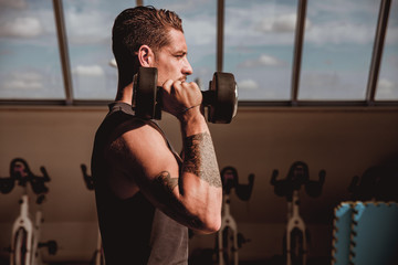 Personal trainer italiano che effettua dimostrazioni visive dei suoi allenamenti, eseguite a corpo libero. Concentrazione, forza e mente sono alla base del suo lavoro.