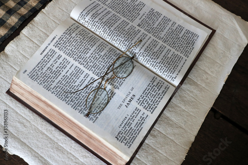 Cuadros en Lienzo Old Bible Epistle of James reading glasses pioneer