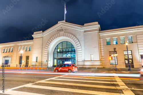 Fotomural SAN FRANCISCO - AUGUST 5, 2017: Embarcadero city streets at night in summer seas