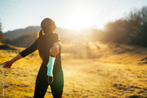 Woman celebrating without mask Tableau sur Toile