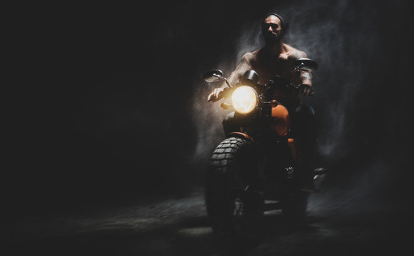 Fototapete - Moto rider on the dark empty road