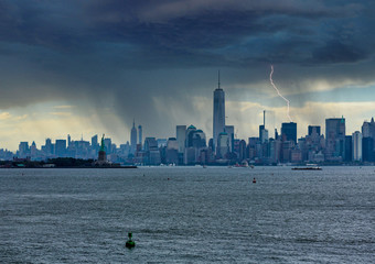 Fototapete - Skyline of New York City on dark and rainy day