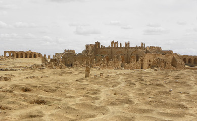 Wall Mural - Antiche fortezze mussulmane nel deserto siriano