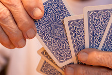Rentner Mit Atrthrose Spielt Karten