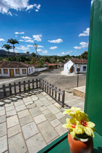 Vista De Uma Janela Em Uma Varanda Do Interior Do Goiás. Vaso De Plantas Em Dia Ensolarado.