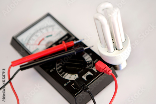 Ampoules led et a incandescence, voltmetre sur fond blanc