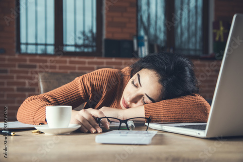 Fotografía tired woman in office desk