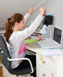 Dziewczynka ciesząca się przed komputerem