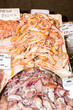 Frische Krabben, Shrimps und Tintenfisch auf einem Fischmarkt