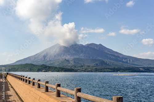 噴火する桜島 Adobe Stock でこのストック画像を購入して 類似の画像をさらに検索 Adobe Stock