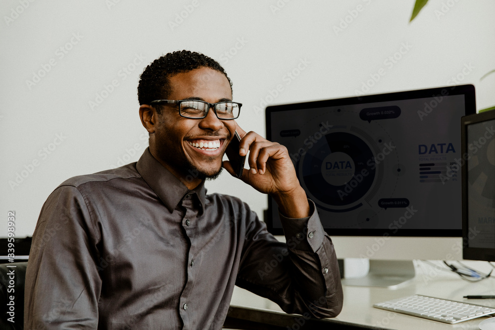 Business person calling on the phone - obrazy, fototapety, plakaty 