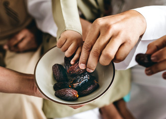 Wall Mural - Muslim family eating dates