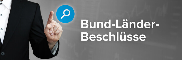 Bund-Länder-Beschlüsse. Mann im Anzug zeigt mit dem Finger auf ein Suchfeld. Der Begriff Bund-Länder-Beschlüsse steht in der Suche. Symbol für Business, Finanzen, Statistik, Analyse, Wirtschaft