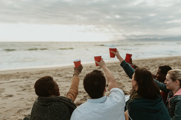 Canvas Print - Friends drinking by the beach