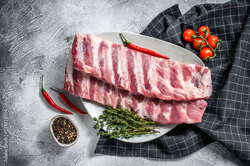 Fotografía Fresh raw pork ribs with spices and herbs