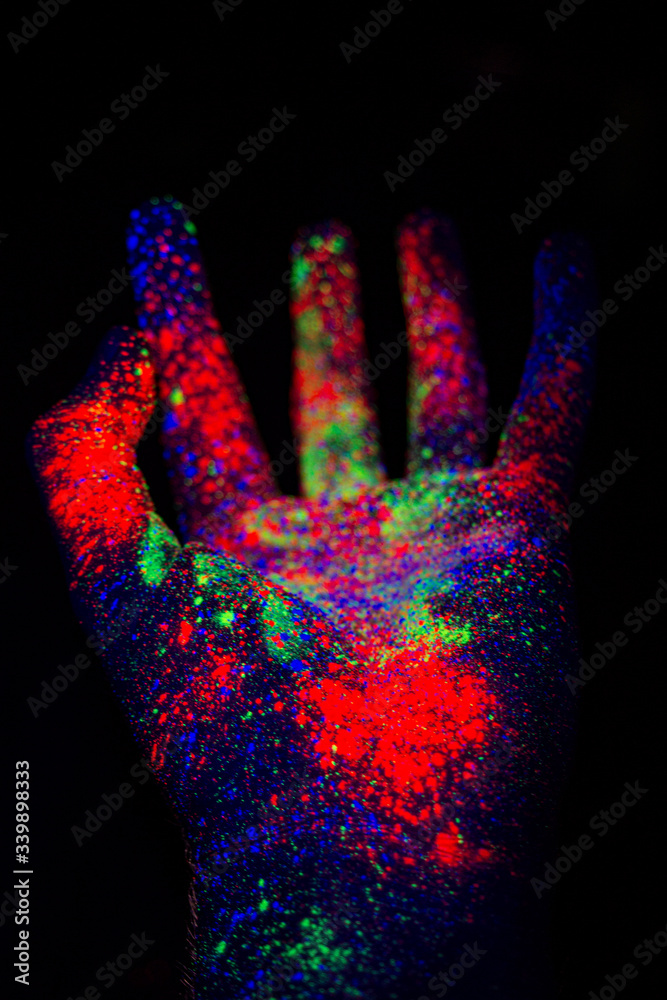 dłoń  proszek fluorescencyjny kolorowa ręka - obrazy, fototapety, plakaty 