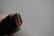 HDMI Stecker mit grauem Hintergrund