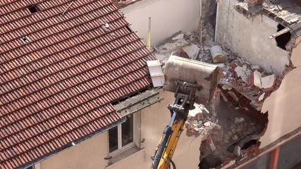 Wall Mural - Démolition d'une habitation par un engin de chantier.