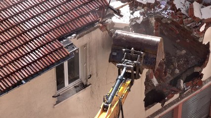 Wall Mural - Démolition d'une habitation par un engin de chantier.