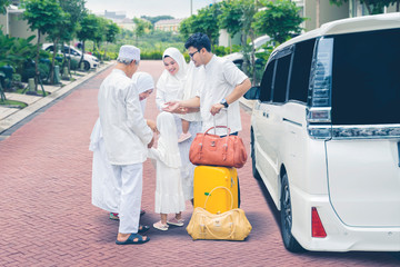 Wall Mural - Muslim family saying goodbye to grandparents