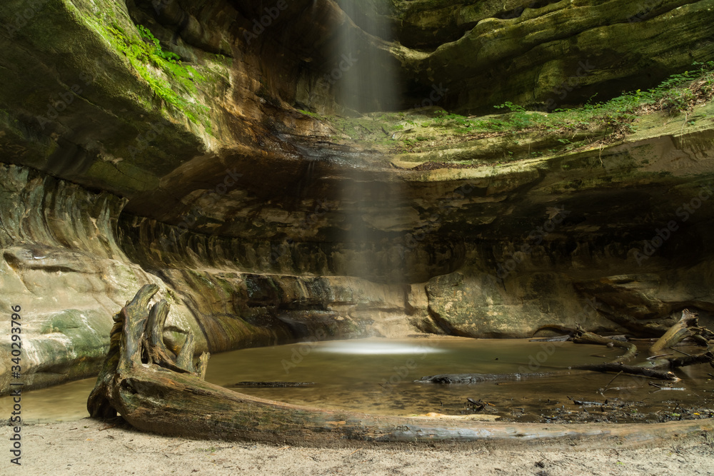Waterfall From Cliff At Starved Rock State Park - obrazy, fototapety, plakaty 