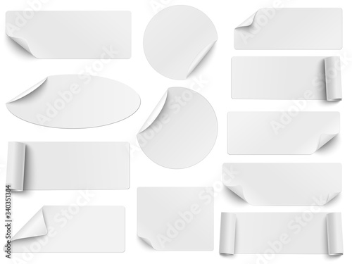 Fotomural Set of vector white paper stickers of different shapes with curled corners isolated on white background