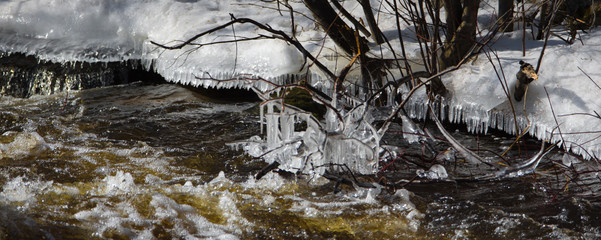 Wall Mural - Glace en bordure d'une rivière au printemps au Canada, Québec