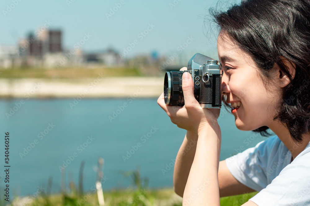 写真を撮る女性の横顔 Stock Photo | Adobe Stock