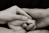 Fototapeta Kosmos - 赤ちゃんとパパとママの手