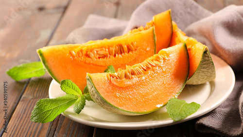Cuadros en Lienzo melon slice and mint leaf on plate