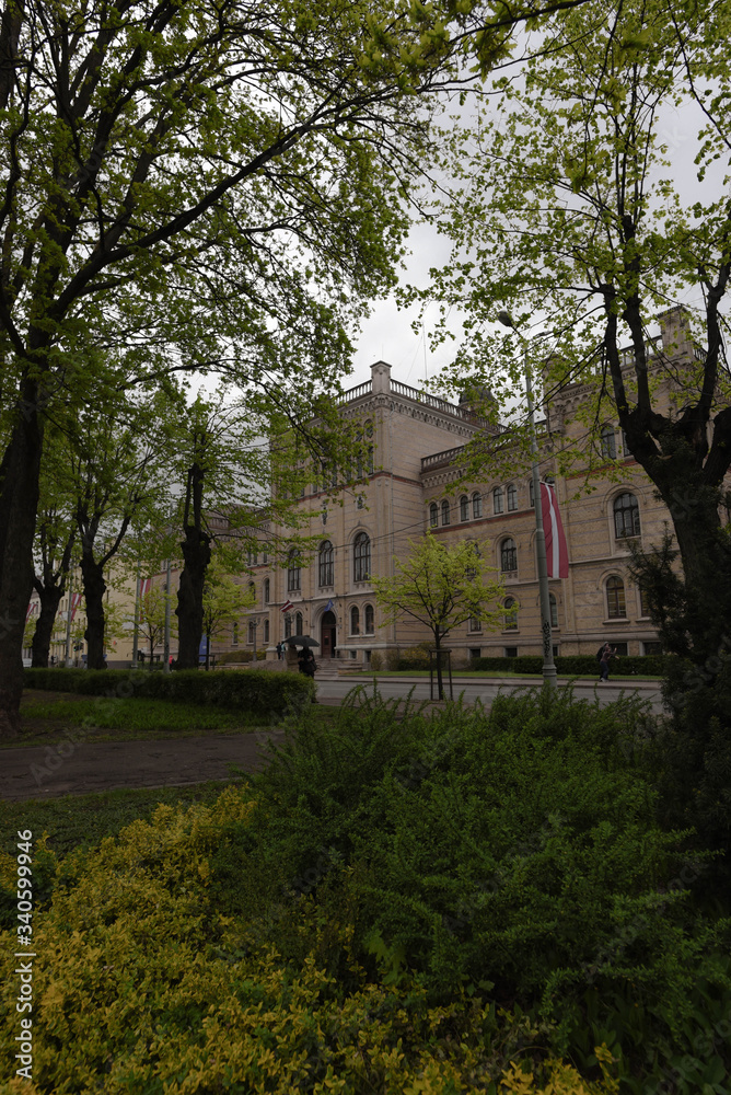 Obraz na płótnie Budynek Uniwersytetu Łotewskiego w Rydze w salonie