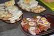 Fingerfoodplatten mit rohem Schinken, Käse und Ei