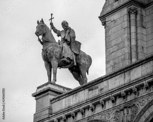 Fotografía Greyscale shot of the statue of Louis IX on The Basilica of the Sacred Heart of