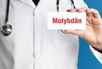 Molybdän. Arzt im Kittel hält Visitenkarte hoch. Der Begriff Molybdän steht im Schild. Symbol für Krankheit, Gesundheit, Medizin