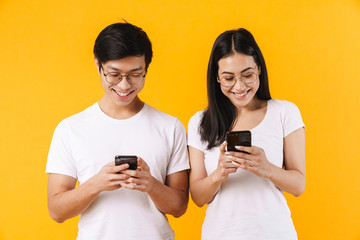 Poster - Portrait of a beautiful young asian couple