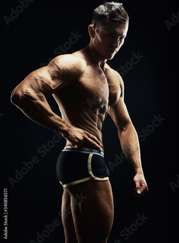 Foto Silhouette of a strong fighter