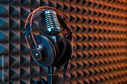 Photographie Studio condenser microphone with professional headphones acoustic panel